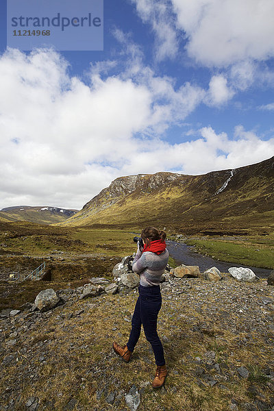 Frauen beim Fotografieren der schottischen Hochlandlandschaft  Schottland