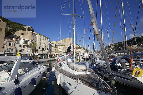 Yachten im Jachthafen von Bonifacio mit Blick auf die Zitadelle  Korsika