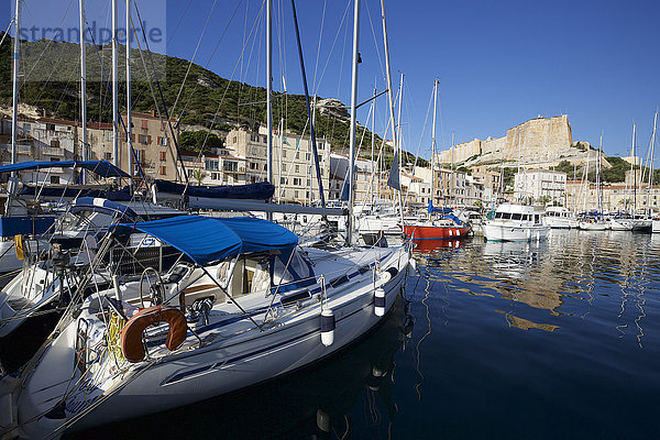 Yachten im Jachthafen von Bonifacio mit Blick auf die Zitadelle  Korsika