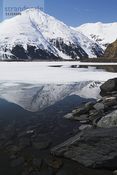 Portage Lake während des Eisaufbruchs im Frühjahr  Süd-Zentral-Alaska; Alaska  Vereinigte Staaten von Amerika'.