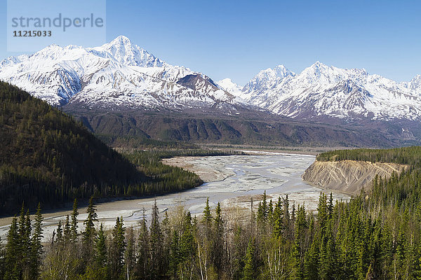 Ansicht des Matnuska River Valley vom Glenn Highway außerhalb von Palmer  in der Nähe des Matanuska-Gletschers  Süd-Zentral-Alaska im Frühling; Alaska  Vereinigte Staaten von Amerika'.