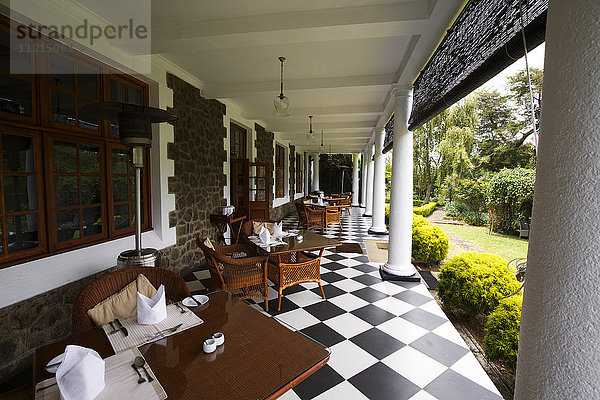 Veranda des kolonialen Teeplantagen-Bungalow-Hotels