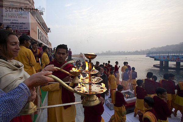 Abendliche hinduistische Aarti-Zeremonie am Ufer des Ganges  Rishikesh  Indien