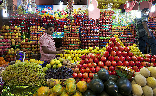 Obststand und Verkäufer auf dem Devaraja-Markt in Mysore