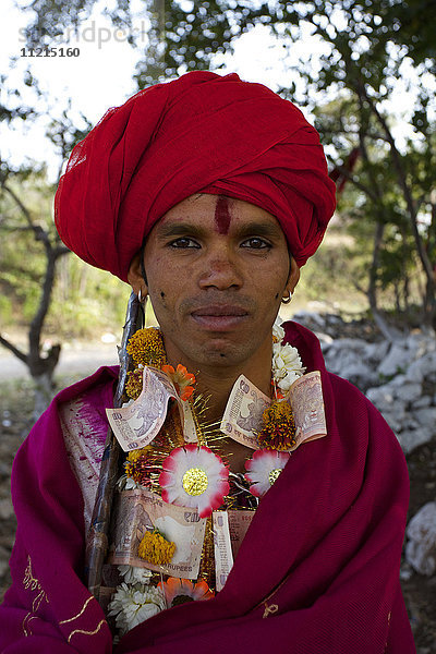 Bräutigam mit Turban auf der Hochzeit mit Geldgeschenken  die in der Kleidung versteckt sind