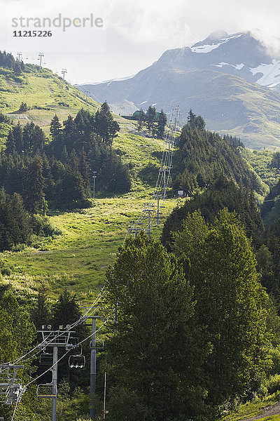 Ein Sommerfoto von einer Skipiste im Alyeska Ski Resort in Süd-Zentral-Alaska; Girdwood  Alaska  Vereinigte Staaten von Amerika'.