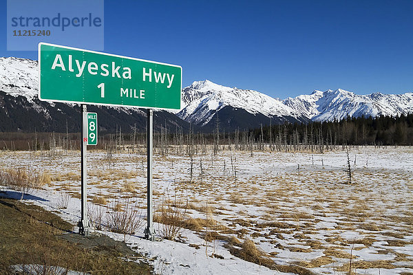 Schild Meile 1 des Alyeska Highway an der Kreuzung mit dem Seward Highway in Süd-Zentral-Alaska im Winter; Alaska  Vereinigte Staaten von Amerika .