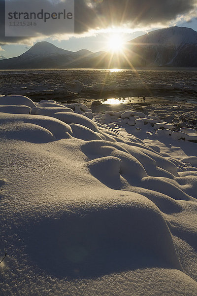 Neuschnee  aufgehende Sonne und Turnagain Arm im Winter  in der Nähe von Girdwood  Süd-Zentral-Alaska; Alaska  Vereinigte Staaten von Amerika'.
