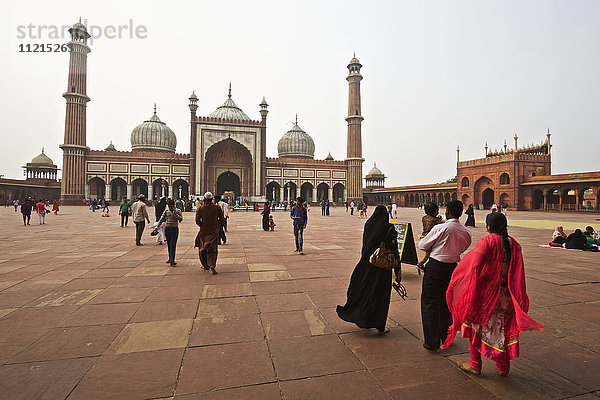 Pilger im Haupthof der Jama Masjid Moschee  Alt-Delhi  Indien