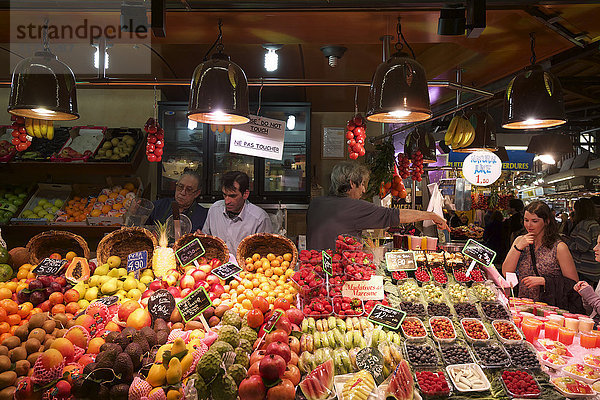 Obststand auf dem Lebensmittelmarkt La Boqueria  Barcelona