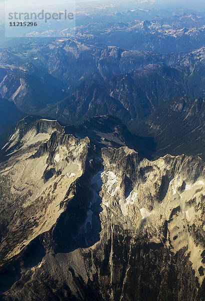 Luftaufnahme der Berggipfel an der Nordküste in der Nähe von Vancover im Spätsommer mit nur noch wenig Gletscherschnee; British Columbia  Kanada'.