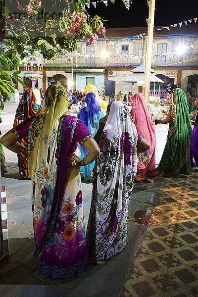 Einheimische Frauen in Saris beim Navaratri-Tanzfest in einem Hindu-Tempel in einem ländlichen Dorf