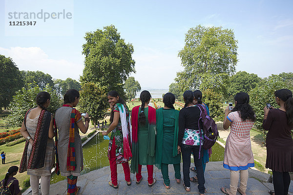 Einheimische Touristen in den Mogulgärten am Ufer des Dal-Sees  Kaschmir