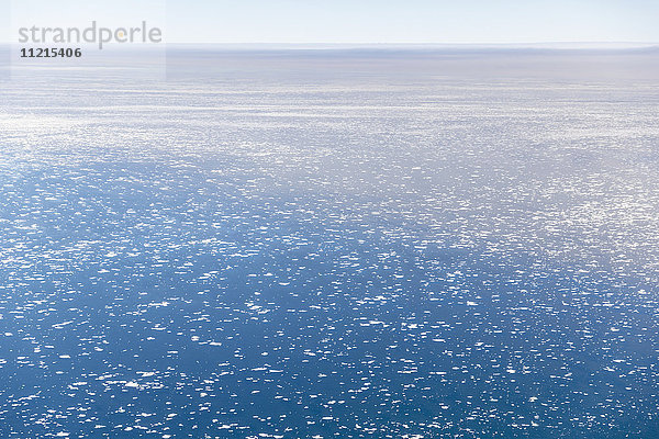 Luftaufnahme des Arktischen Ozeans an einem klaren Tag  Eisberge treiben im Meer  North Slope; Deadhorse  Alaska  Vereinigte Staaten von Amerika'.