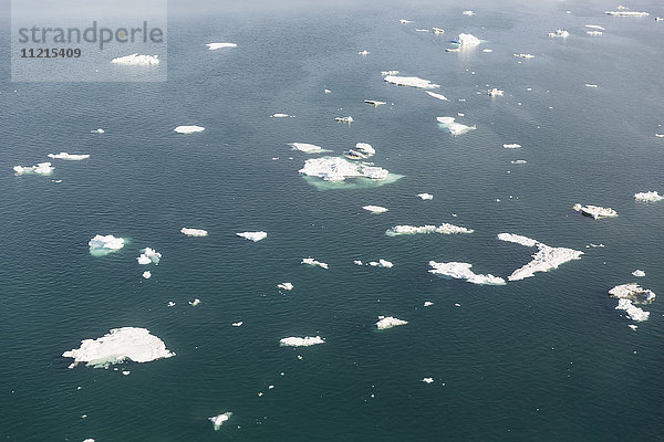 Luftaufnahme von Eisbergen  die im Arktischen Ozean vor dem North Slope treiben; Alaska  Vereinigte Staaten von Amerika'.