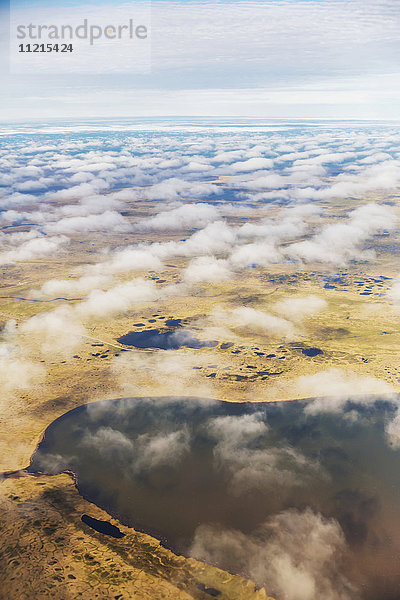 Luftaufnahme von Teichen in der Tundra-Landschaft  dünne Wolken über dem Land; Barrow  North Slope  Alaska  Vereinigte Staaten von Amerika'.