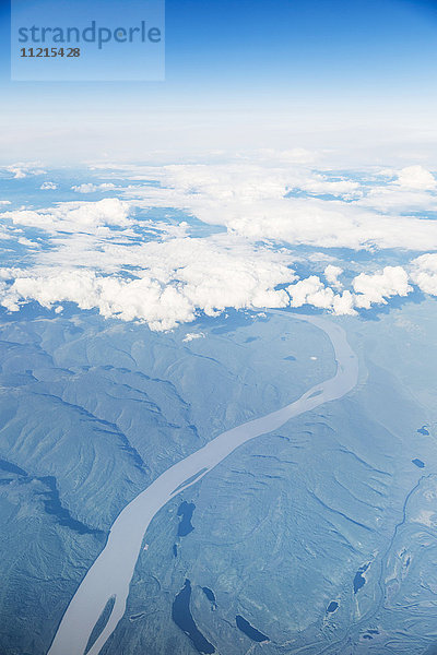 Luftaufnahme von grünen und schneebedeckten Gipfeln rund um den Yukon-Fluss  der durch das Nordabhanggebiet von Alaska fließt; Alaska  Vereinigte Staaten von Amerika'.