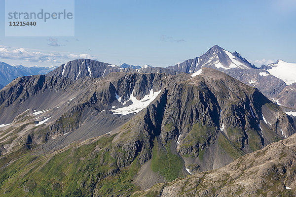 Aussicht auf die Kenai Mountains im Sommer mit wenig Schnee auf den Gipfeln; Seward  Alaska  Vereinigte Staaten von Amerika'.