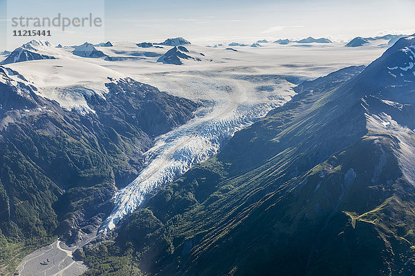 Luftaufnahme eines Gletschers  der vom Harding-Eisfeld in ein grünes Tal auf der Kenai-Halbinsel abfällt; Seward  Alaska  Vereinigte Staaten von Amerika'.