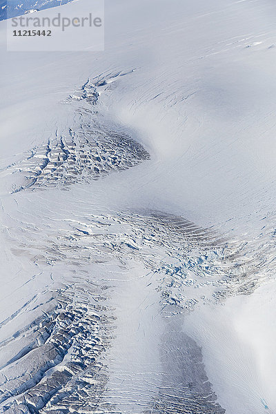 Luftaufnahme von Schnee und Eis  die das Harding-Eisfeld bilden  im Vordergrund sind Gletscherspalten zu sehen  Kenai-Halbinsel; Seward  Alaska  Vereinigte Staaten von Amerika'.