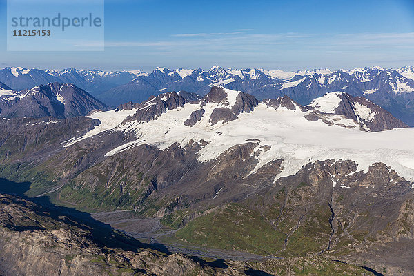 Luftaufnahme der Schneeschmelze in den Kenai-Bergen an einem klaren Sommertag  Kenai-Halbinsel  Süd-Zentral-Alaska; Seward  Alaska  Vereinigte Staaten von Amerika'.