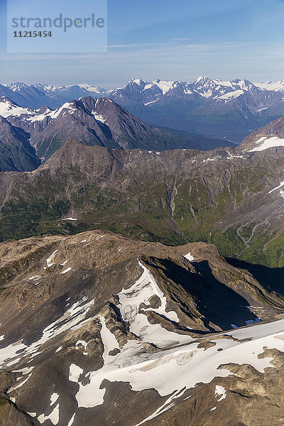 Luftaufnahme der Schneeschmelze in den Kenai-Bergen an einem klaren Sommertag  Kenai-Halbinsel  Süd-Zentral-Alaska; Seward  Alaska  Vereinigte Staaten von Amerika'.
