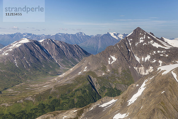 Luftaufnahme der Schneeschmelze in den Kenai-Bergen an einem klaren Sommertag  Kenai-Halbinsel  Süd-Zentral-Alaska; Seward  Alaska  Vereinigte Staaten von Amerika'.