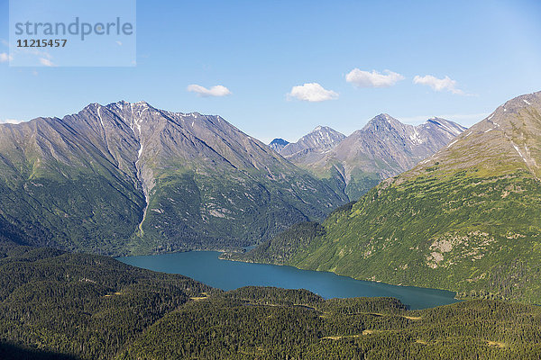 Luftaufnahme des Grant Lake  die Kenai Mountains erheben sich scharf hinter dem See  Kenai-Halbinsel  Süd-Zentral-Alaska; Alaska  Vereinigte Staaten von Amerika'.