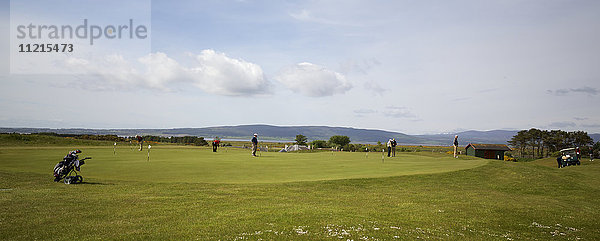 Blick auf den Golfplatz mit Golfspielern