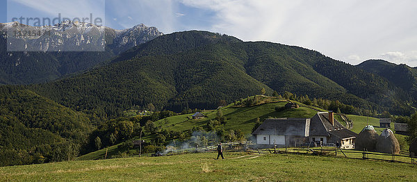 Ländliche Hütte in der Berglandschaft der Karpaten