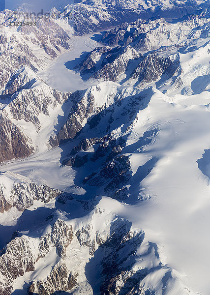 Luftaufnahme der Tordrillo Mountains  Schnee bedeckt die Berge und das Eisfeld  Alaska Range  Süd-Zentral-Alaska; Alaska  Vereinigte Staaten von Amerika'.