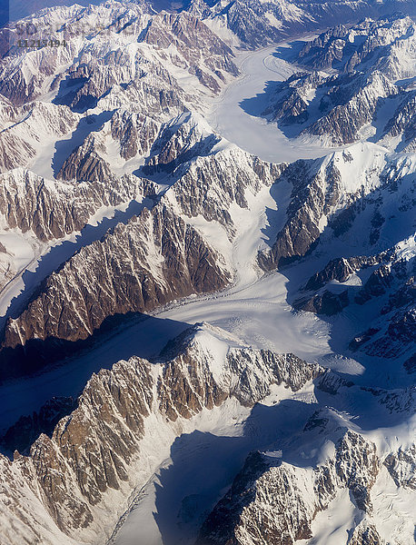 Luftaufnahme der Tordrillo Mountains  Schnee bedeckt die Berge und das Eisfeld  Alaska Range  Süd-Zentral-Alaska; Alaska  Vereinigte Staaten von Amerika'.