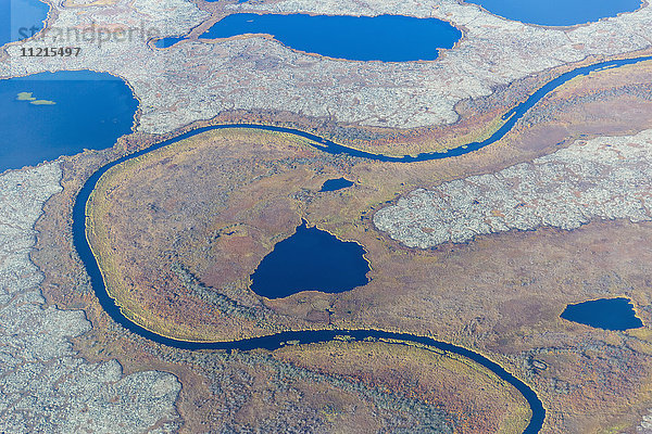 Luftaufnahme eines Baches  der durch eine Tundra-Landschaft mit kleinen Teichen fließt  Yukon-Delta  arktisches Alaska; Saint Mary's  Alaska  Vereinigte Staaten von Amerika'.