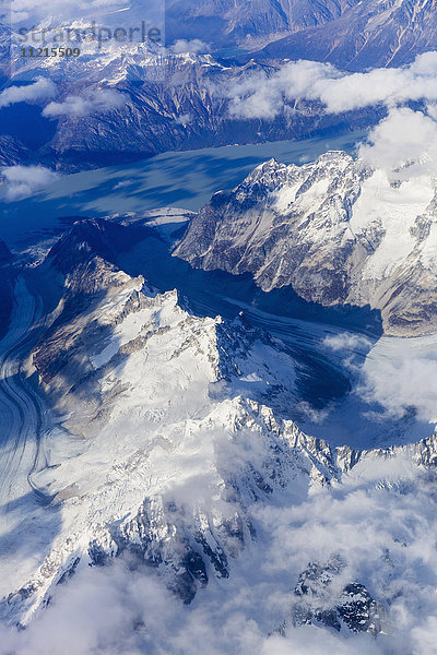 Luftaufnahme der Tordrillo Mountains und der zwischen ihnen verlaufenden Gletscher  Alaska Range  Süd-Zentral-Alaska; Alaska  Vereinigte Staaten von Amerika'.