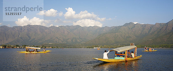 Shikaras am Dal-See mit Blick auf die Berge