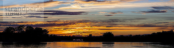 Sonnenuntergang am Fluss Richelieu; Chambray  Quebec  Kanada'.