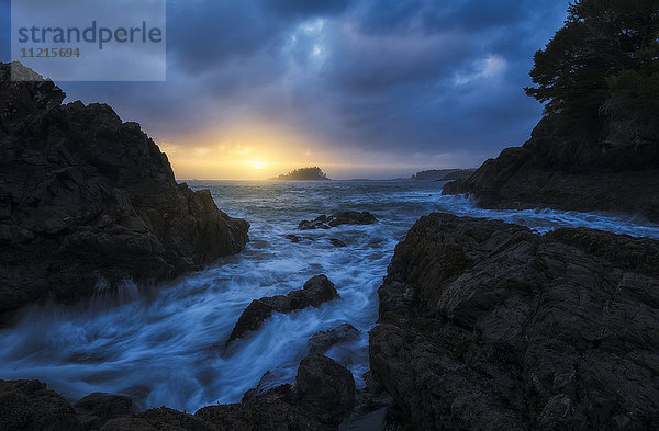 Sonnenuntergang über dem Meer in der Nähe der Stadt Tofino; British Columbia  Kanada'.