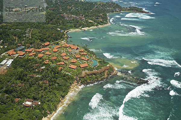 Luftaufnahme des Ferienortes Cape Weligama und der Küstenlinie  Süd-Sri-Lanka