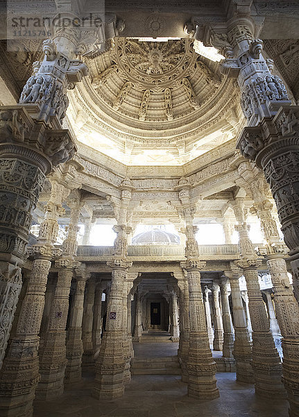 Innenansicht der Säulen und Kuppeln des Jain-Tempels in Ranakpur