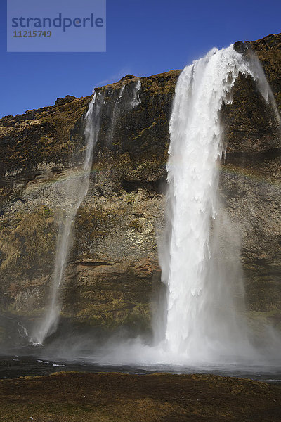 Ein Wasserfall stürzt einen Berghang hinunter