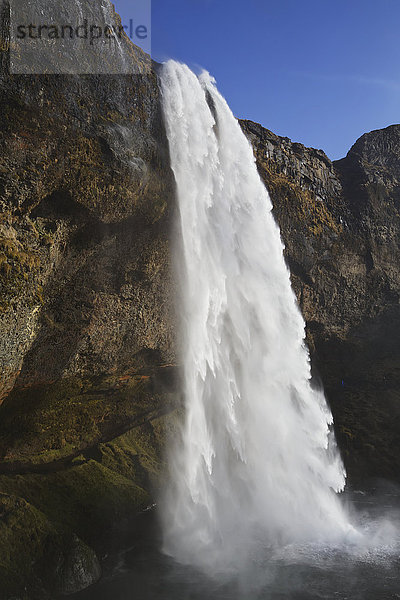 Ein Wasserfall stürzt einen Berghang hinunter