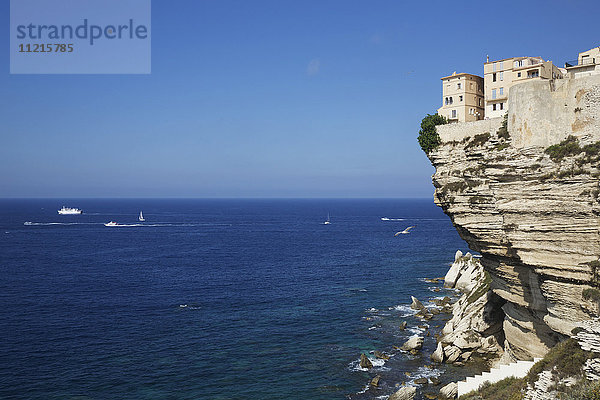 Die Zitadelle von Bonifacio thront auf dramatischen weißen Klippen mit Blick auf das blaue Meer