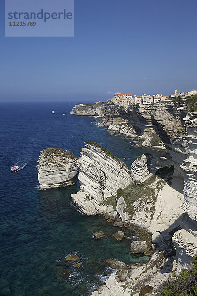 Die Zitadelle von Bonifacio thront auf dramatischen weißen Klippen mit Blick auf das blaue Meer