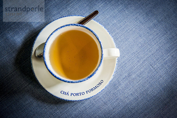Tasse Tee in der Teeplantage Porto Formoso; Sao Miguel  Azoren  Portugal'.