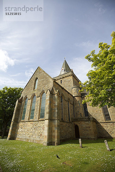 Außenansicht der Kirche und des Friedhofs