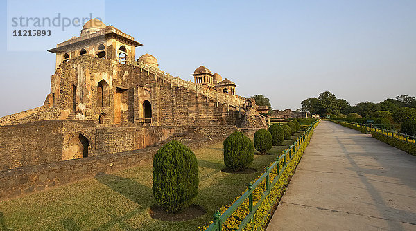 Der Palast Jahaz Mahal in der verlassenen Stadt Mandu