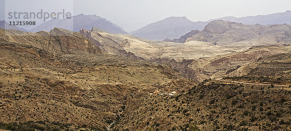 Traditionelles Dorf in den Bergen des Jabal Akhdar mit Blick auf die Landschaft