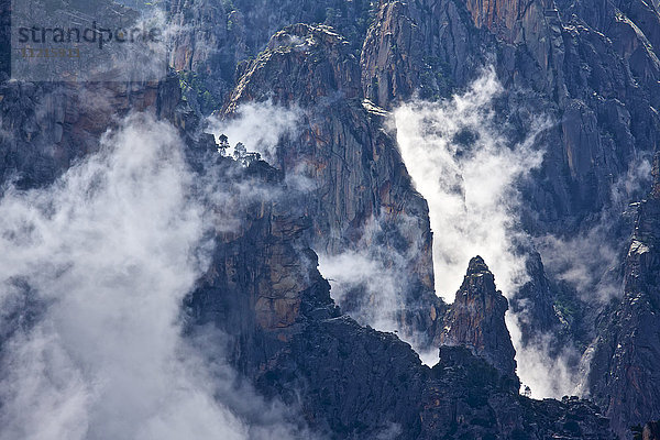 Die nebelverhangenen  zerklüfteten Gipfel des Alta-Rocca-Gebirges