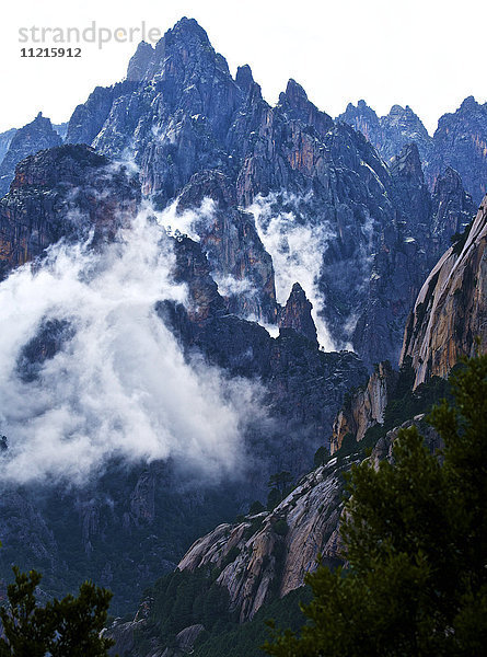 Die nebelverhangenen  zerklüfteten Gipfel des Alta-Rocca-Gebirges