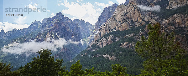 Dramatische  von Wald gesäumte Berglandschaft